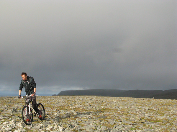 Syklisten med Nordkapp i bakgrunnen